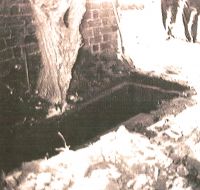Geöffnete Grabkammer während der Ausgrabungen